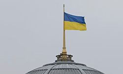 Украина возобновляет консульские услуги для мужчин призывного возраста