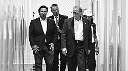 Трамп осматривает центр содержания под стражей ICE «Аллигатор Алькатрас»