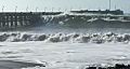 В США гигантские волны смывают людей в Калифорнии= VIDEO