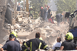 В Киеве в доме на Сырце уничтожен подъезд, из-под завалов достали человека