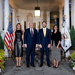 Президент Трамп  приказал федеральным агентам немедленно АРЕСТОВЫВАТЬ и САЖАТЬ в тюрьму участников беспорядков, которые сжигают американский флаг.