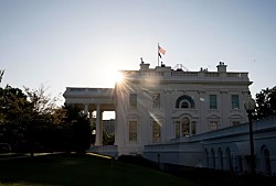 Трамп встретится с Шумером, Джеффрисом, Джонсоном и Тьюном по поводу приостановки работы правительства
