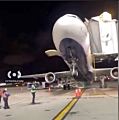 В аэропорту Нью-Йорка самолет упал на хвост во время высадки пассажиров