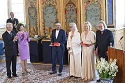 Король Швеции Карл Густав XVI посвятил легендарную четвёрку ABBA в рыцари !
