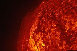 Гигантский протуберанец  на Солнце