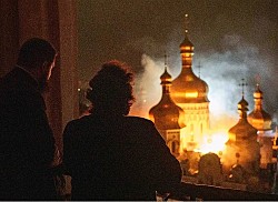 Киево‑Печерская лавра, один из важнейших исторических и религиозных символов Украины, пострадала в ночной атаке дронов и ракет Москвы в понедельник; Зеленский назвал это «одним из самых тяжких преступлений России против христианской культуры».