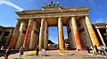 Экоактивисты облили краской Бранденбургские ворота