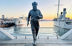 Во Владивостоке с набережной решили перенести памятник Солженицыну. Об этом попросил Тихоокеанский флот