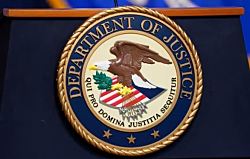 Министерство юстиции США предъявило первые обвинения в терроризме движению «Антифа»