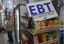 Трамп согласился частично профинансировать программу SNAP