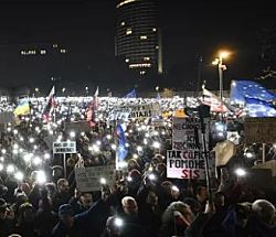 Массовые протесты в Словакии против позиции премьер-министра Роберта Фицо в отношении России