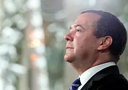 "Полетит не только в Киев": Медведев снова угрожает атаковать Великобританию за помощь Украине