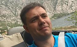 Главреда Baza Глеба Трифонова заставили разблокировать телефон во время обыска, угрожая «отх*рить до смерти», утверждает издание. 