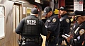 В метро Нью-Йорка неизвестный напал на мужчину и нанес ему несколько ножевых ранений