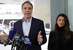 Куомо сокращает отставание от социалиста Мамдани на фоне обострения борьбы за пост мэра в шокирующем новом опросе