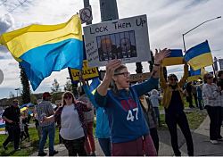 "Иди домой, Путин! Проваливай, Трамп!" - жители Анкориджа не приветствуют саммит США и России
