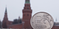 Лютая валюта: Рубль закрыл падением худший год за последние 6 лет