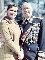 "На даче буквально нет ни одной вещи советского происхождения, за исключением дорожек, лежащих при входе на дачу...".