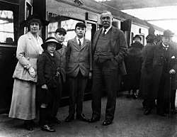 Артур Конан Дойл, приехал в Париж.