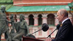 Путин во время парада без техники заявил о «продвижении вперед» российской армии и обвинил НАТО в «вооружении агрессивной силы» 