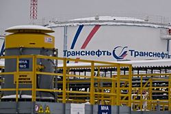 После удара ВСУ в Орловской области России продолжает гореть нефтяной терминал