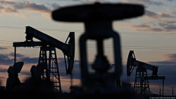 Доходы РФ от нефтегазового бизнеса упали более чем на треть