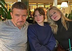 Радостный Антонио Бандерас чокается бокалом с гостями на свадьбе дочери от Мелани Гриффит