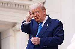 Трамп урезает федеральные контракты на $100 млн для Гарварда