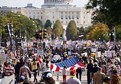 "Нет королям": в США вновь прошли массовые акции протеста против политики Трампа