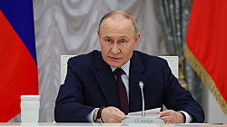 Путин потребовал от чиновников убедить иностранцев в наличии в России демократии и закона