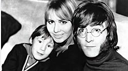 Джон Леннон встретил Йоко Оно в 1966 году и влюбился в нее с первого взгляда. 