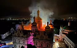 Из-за массированного удара по Киеву горит Лавра, растет число погибших и раненых
