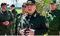 Лукашенко предлагает встречу Зеленскому, Киев предупреждает о возможном новом ударе РФ из Беларуси