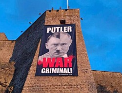 Директора музея в Нарве, на стене которого вывешивали плакат «Путин — военный преступник», российский суд заочно приговорил к  10 годам колонии