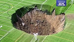 В Иллинойсе футбольное поле провалилось под землю на 9 метров.