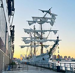 Корабль ВМС Мексики врезался в Бруклинский мост: 2 погибших, 19 раненых