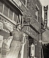 Рэй Брэдбери торгует газетами на углу Олимпик и Нортон в Лос–Анджелесе, США, 1938 год.