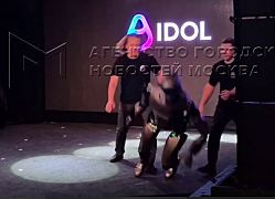 Первый российский антропоморфный робот с ИИ свалился с ног на презентации в Москве