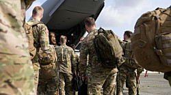 Великобритания и Франция решили отправить в Украину 15 тысяч военных после заключения мира