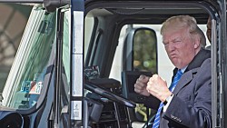 Трамп закрыл лазейку, разрешающую нелегалам управлять грузовиками