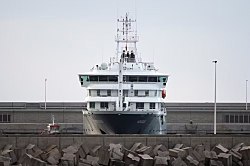 Круизный лайнер MV Hondius, где произошла вспышка хантавируса с несколькими погибшими, приплыл к испанскому острову Тенерифе