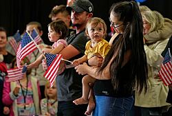 Трамп ограничивает прием беженцев и отдает предпочтение белым южноафриканцам