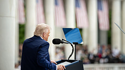 Суд в США признал незаконными и заблокировал введенные Трампом пошлины