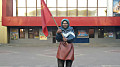 "Бабка с красным флагом", ставшая символом роспропаганды, объяснила свои действия желанием остановить российских солдат: пыталась "примириться", а получила мину в дом