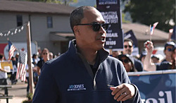 Несмотря на протесты, демократ Джей Джонс продолжает борьбу за пост генерального прокурора Вирджинии после сообщений с пожеланием смерти республиканцам.