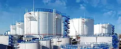 Беспилотники прилетели в Сочи: горит нефтебаза, аэропорт остановил работу