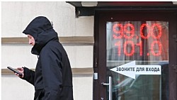 «Рубль вышел из фазы стабильности». Курс евро впервые с февраля подскочил почти до 100 рублей