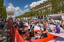 Пикник небывалых размеров прошел 26 мая на главной авеню Парижа.