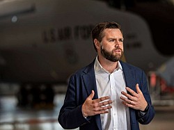 Вэнс возглавит делегацию США на мирных переговорах в Иране.