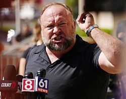Судья постановил продать студию Infowars Алекса Джонса